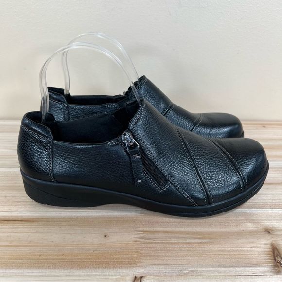 Clarks Shoes - Clarks Collection black leather slip on shoes women's size 8 15807